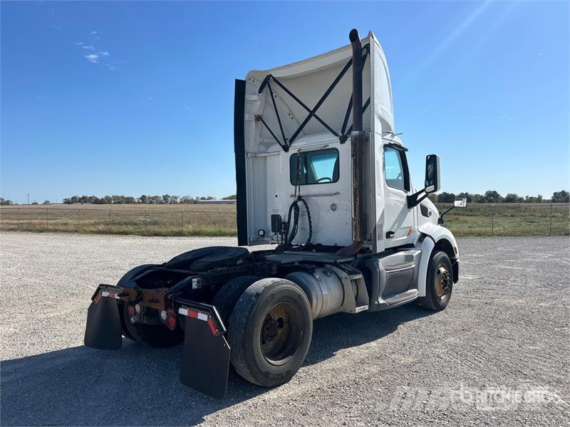 Peterbilt 579 4x2 S/A Day Cab Truck Tractor Nyergesvontatók