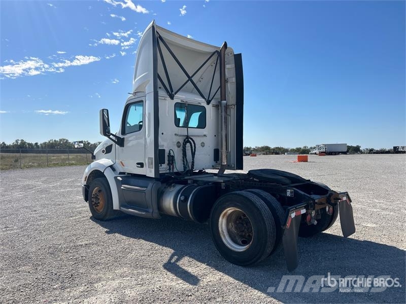 Peterbilt 579 4x2 S/A Day Cab Truck Tractor Nyergesvontatók