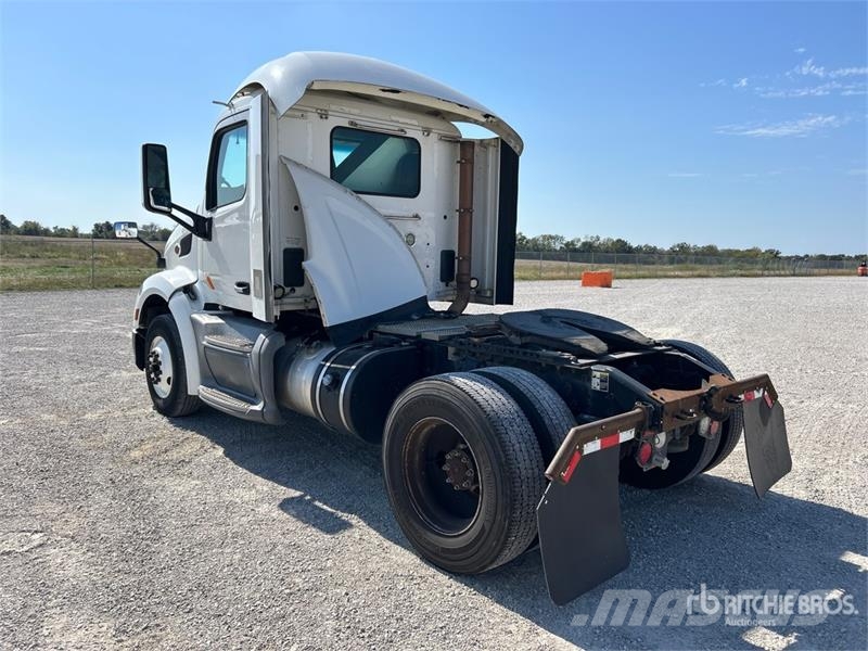 Peterbilt 579 4x2 S/A Day Cab Truck Tractor 牵引车