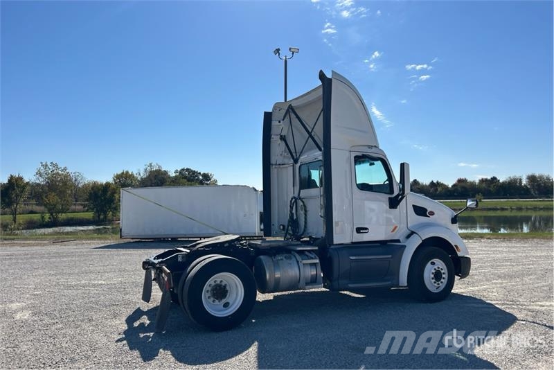 Peterbilt 579 4x2 S/A Day Cab Truck Tractor Prime Movers