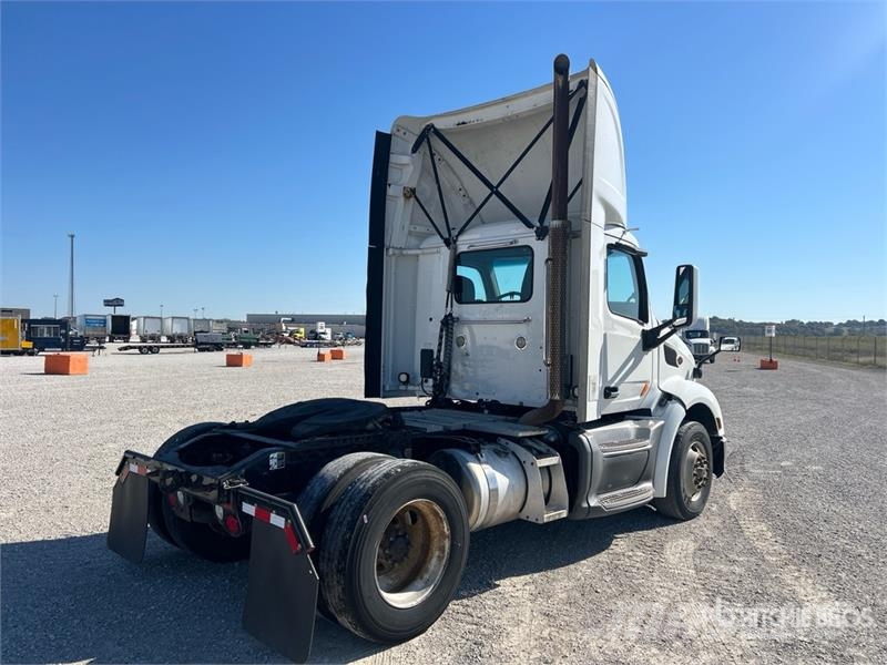 Peterbilt 579 4x2 S/A Day Cab Truck Tractor Tegljači