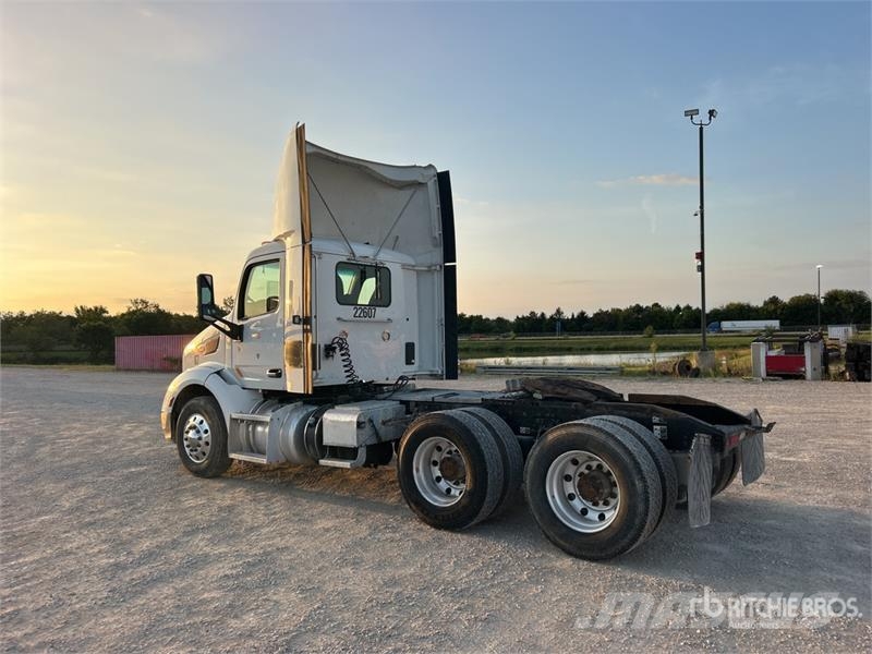 Peterbilt 579 6x4 T/A Day Cab Truck Tractor Tractores (camiões)