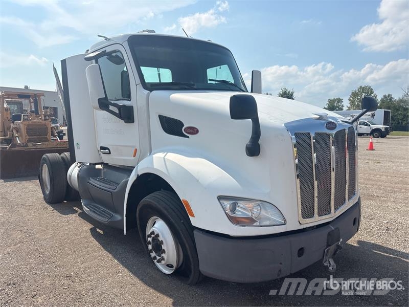 Peterbilt 579 S/A Day Cab Truck Tractor Tracteur routier