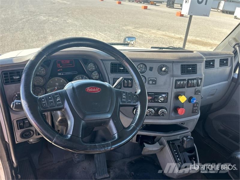 Peterbilt 579 S/A Day Cab Truck Tractor 曳引機組件