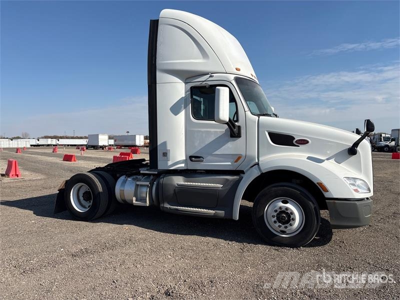 Peterbilt 579 S/A Day Cab Truck Tractor Trekkers
