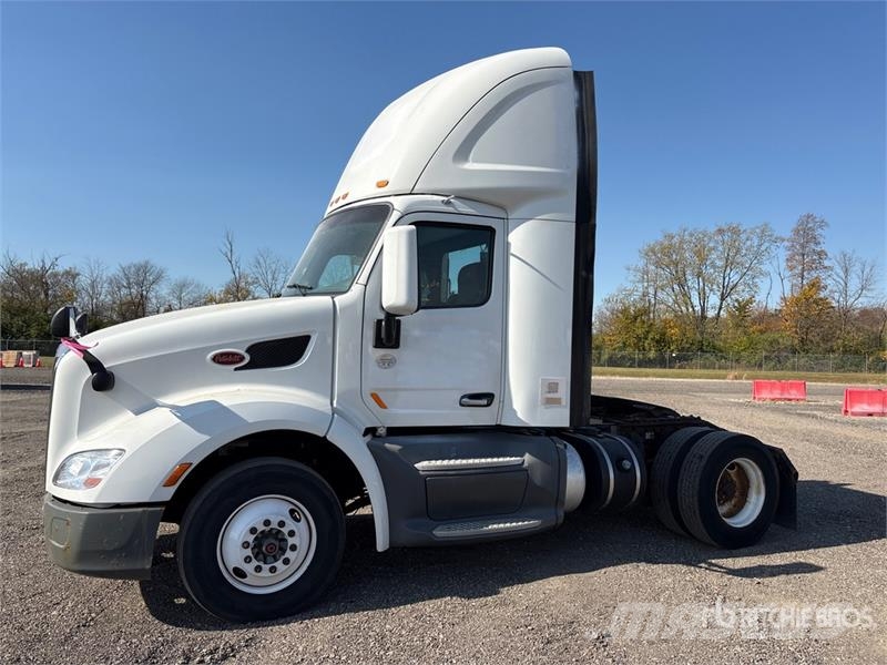 Peterbilt 579 S/A Day Cab Truck Tractor Trekkers