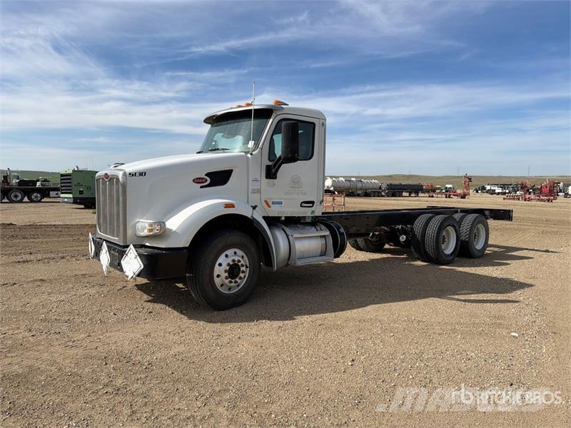 Peterbilt 6x4 Cab and Chassis (Inoperable) Cabins and interior