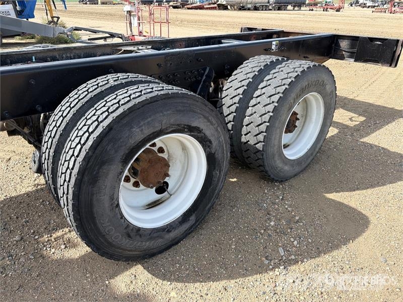 Peterbilt 6x4 Cab and Chassis (Inoperable) Cabins and interior