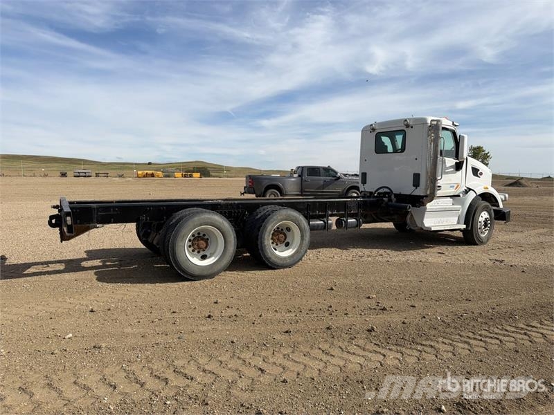 Peterbilt 6x4 Cab and Chassis (Inoperable) Cabins and interior