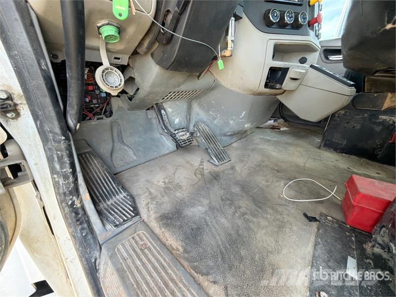 Peterbilt 6x4 Cab and Chassis (Inoperable) Cabins and interior