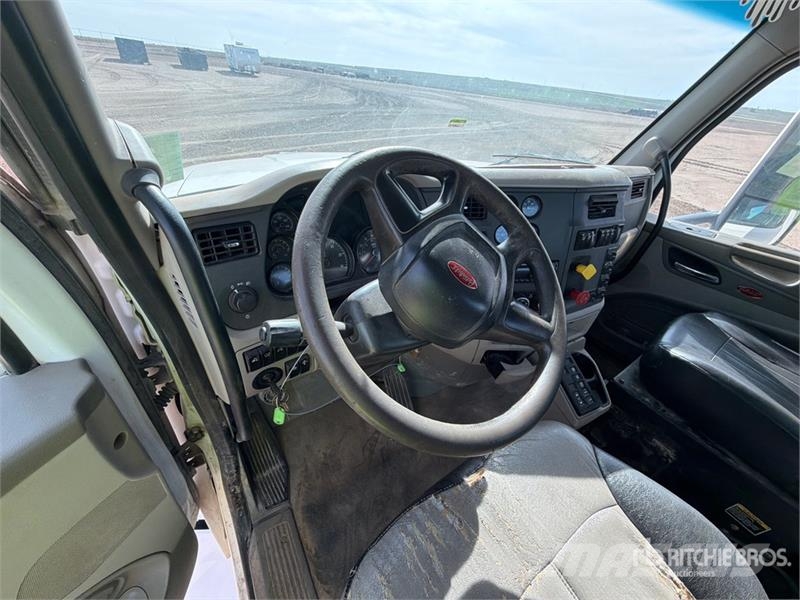 Peterbilt 6x4 Cab and Chassis (Inoperable) Cabins and interior