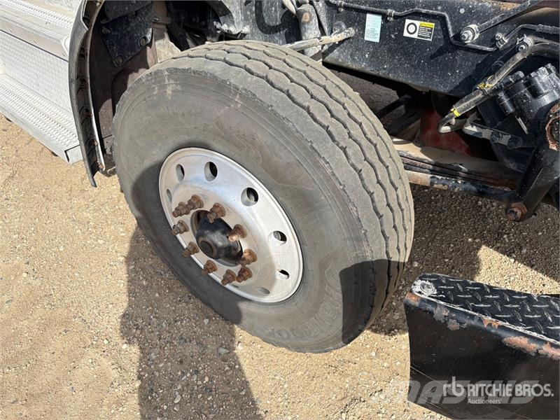 Peterbilt 6x4 Cab and Chassis (Inoperable) Cabins and interior