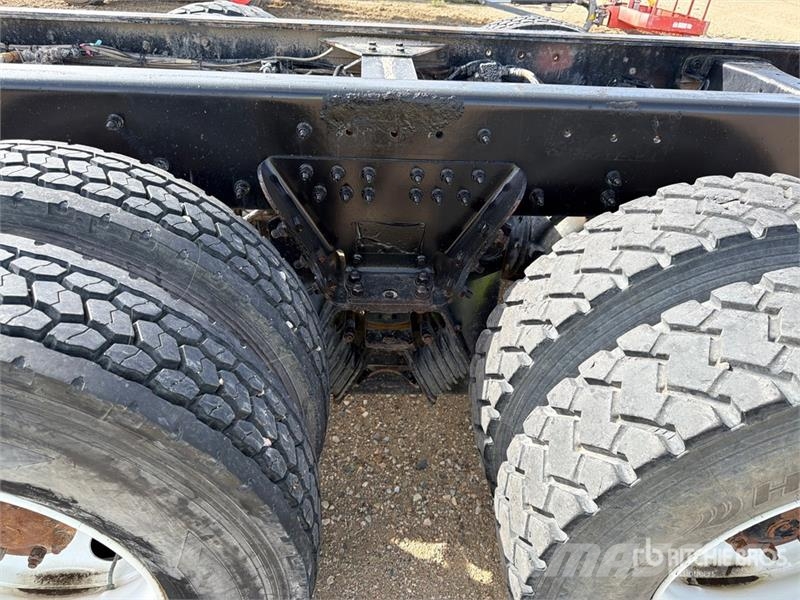 Peterbilt 6x4 Cab and Chassis (Inoperable) Cabins and interior