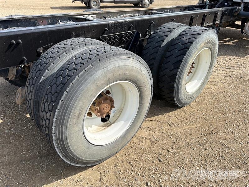 Peterbilt 6x4 Cab and Chassis (Inoperable) Cabins and interior