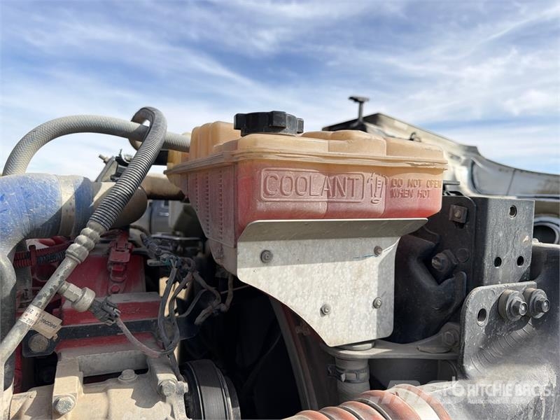 Peterbilt 6x4 Cab and Chassis (Inoperable) Cabins and interior