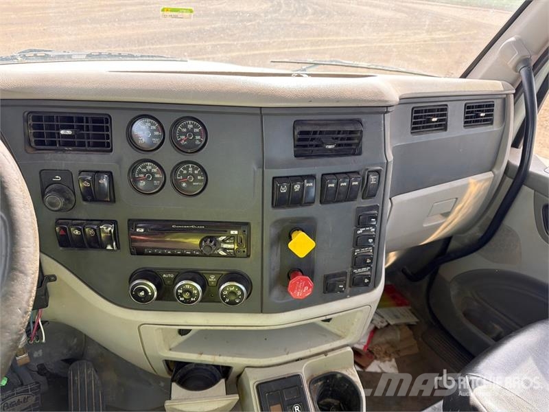Peterbilt 6x4 Cab and Chassis (Inoperable) Cabins and interior