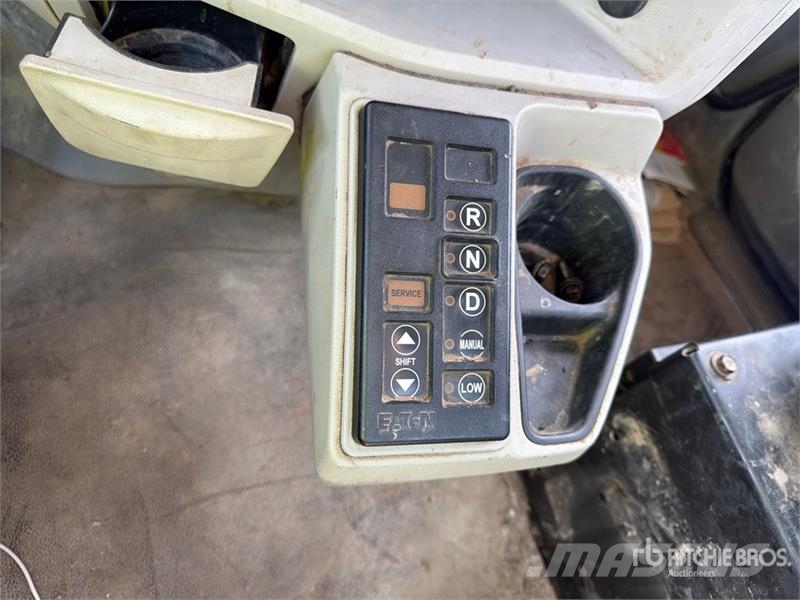Peterbilt 6x4 Cab and Chassis (Inoperable) Cabins and interior