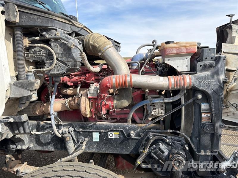 Peterbilt 6x4 Cab and Chassis (Inoperable) Cabins and interior