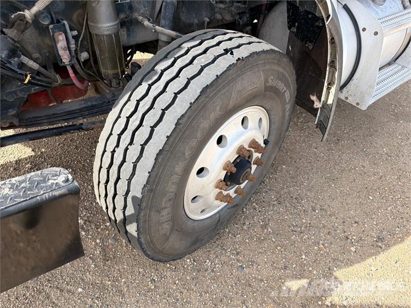 Peterbilt 6x4 Cab and Chassis (Inoperable) Cabins and interior