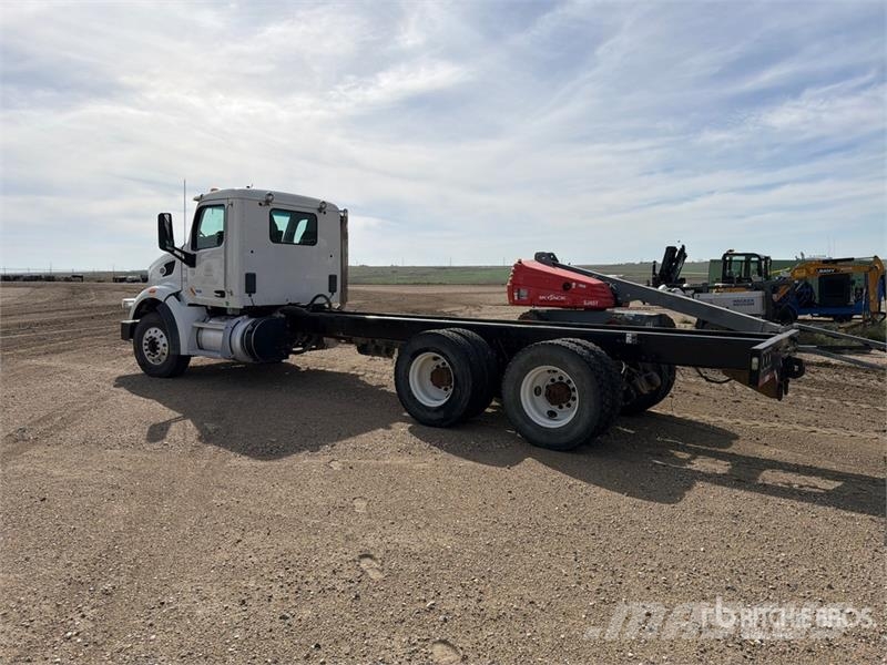 Peterbilt 6x4 Cab and Chassis (Inoperable) Cabins and interior