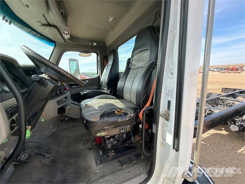 Peterbilt 6x4 Cab and Chassis (Inoperable) Cabins and interior