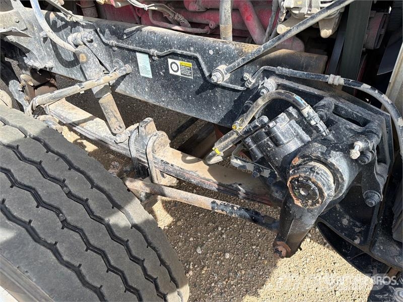 Peterbilt 6x4 Cab and Chassis (Inoperable) Cabins and interior