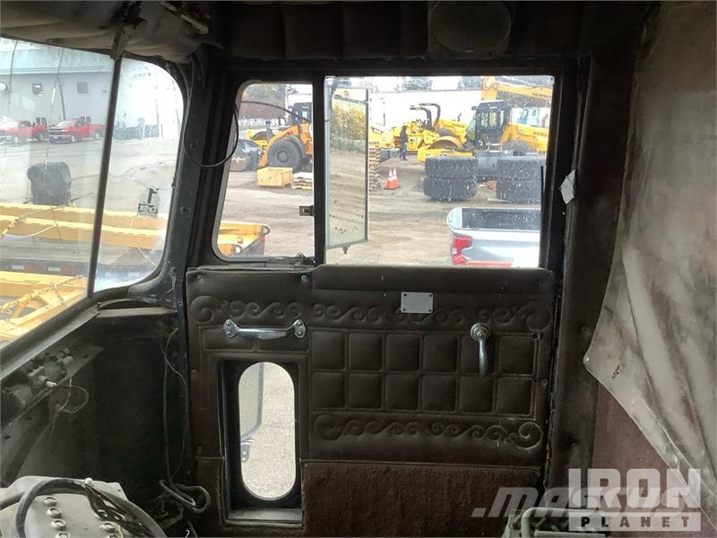 Peterbilt 6x4 T/A Cabover Day Cab Vilcēji