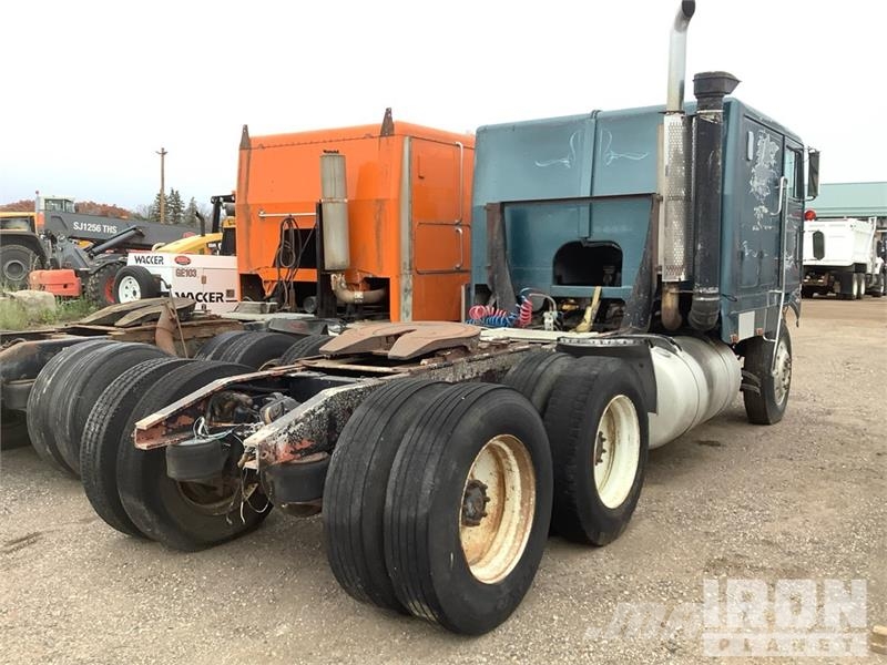 Peterbilt 6x4 T/A Cabover Day Cab Vilcēji