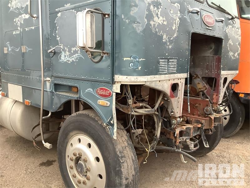 Peterbilt 6x4 T/A Cabover Day Cab Vilcēji
