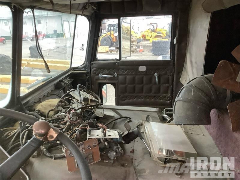 Peterbilt 6x4 T/A Cabover Day Cab Vilcēji