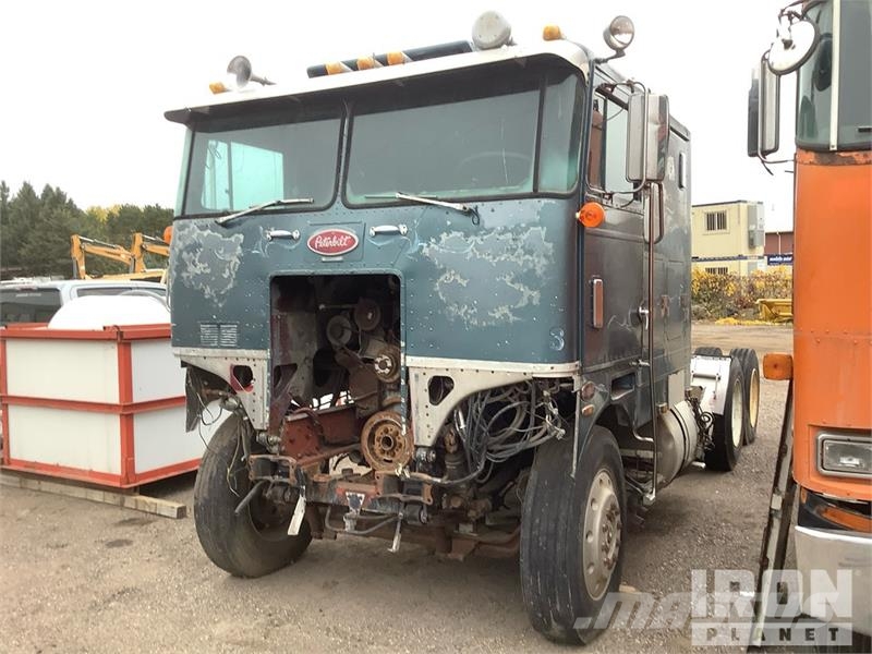 Peterbilt 6x4 T/A Cabover Day Cab Vilcēji