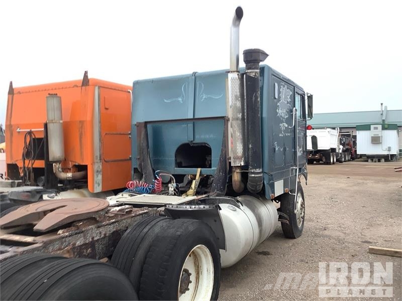 Peterbilt 6x4 T/A Cabover Day Cab Vilcēji