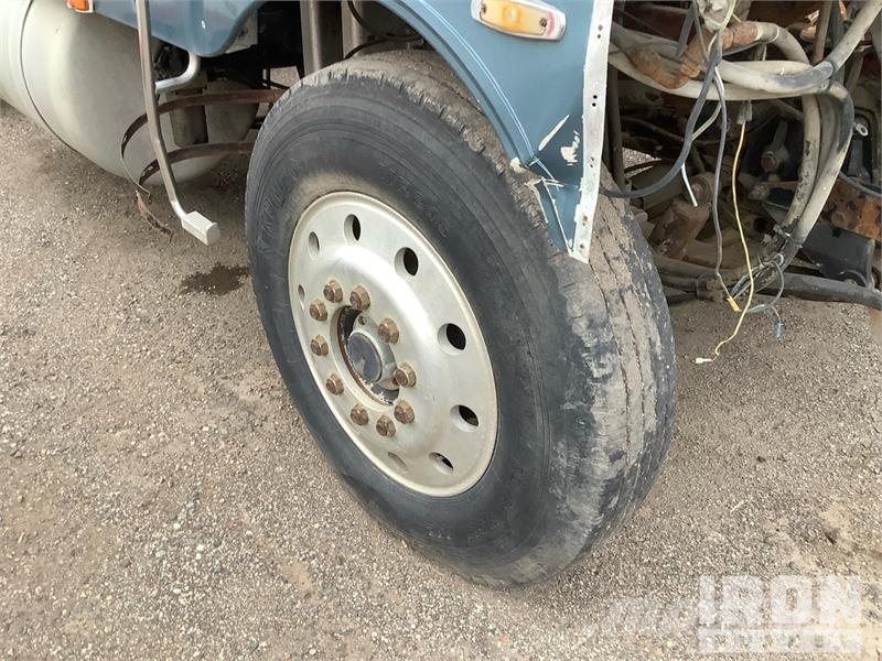 Peterbilt 6x4 T/A Cabover Day Cab Vilcēji