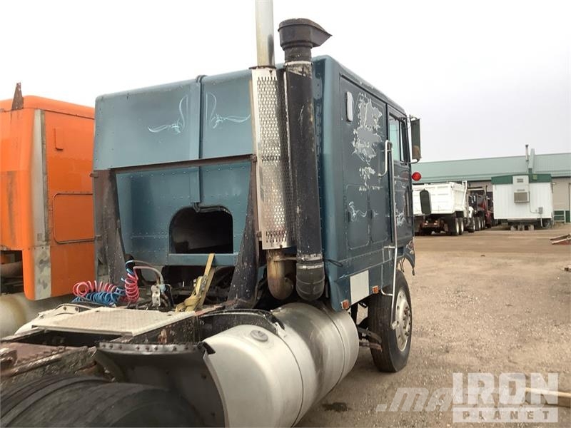 Peterbilt 6x4 T/A Cabover Day Cab Vilcēji