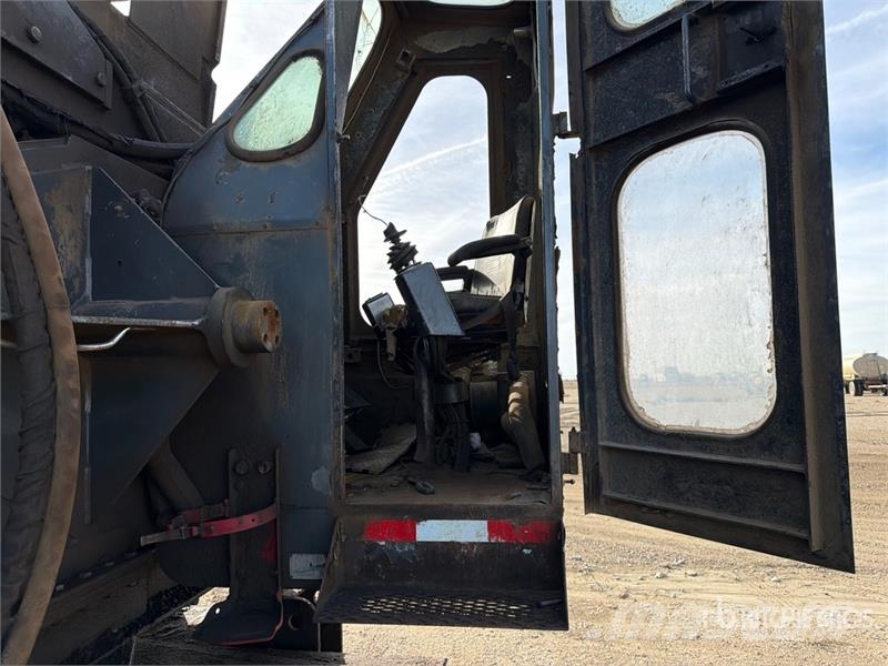 Peterbilt MHD-90 on Peterbilt 388 6x4 Drill Truck (Inoperab Camion foreuse