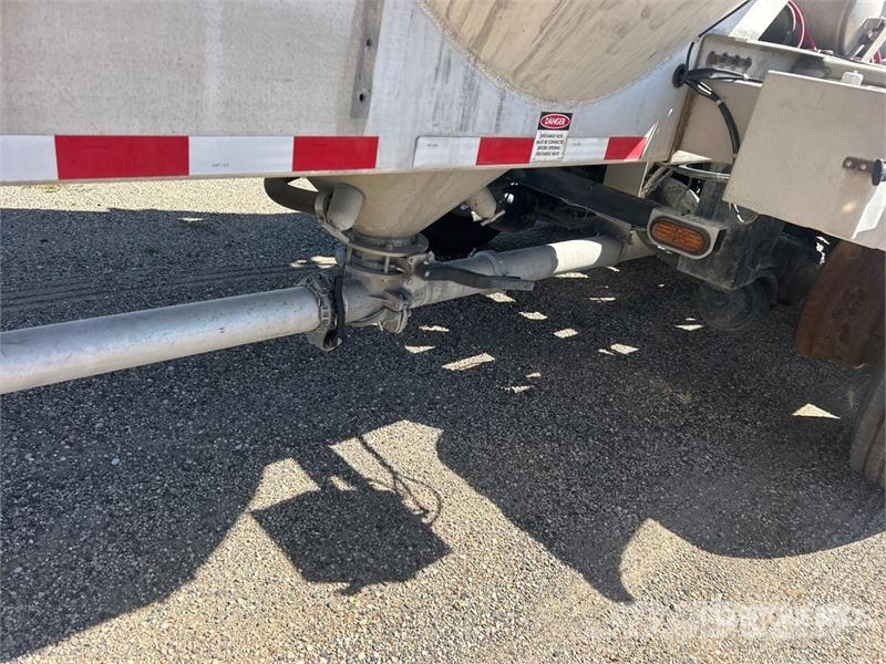 Polar 840 gal Tri/A Pneumatic Bulk Trailer Outros Reboques