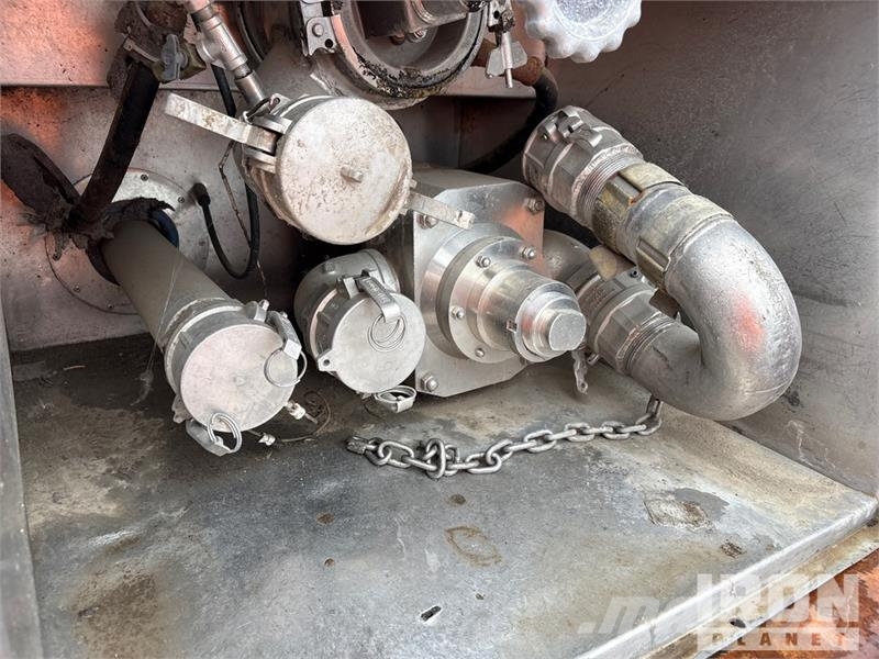 Polar Tank 7000 gal T/A Tanker Trailer Autocisternas