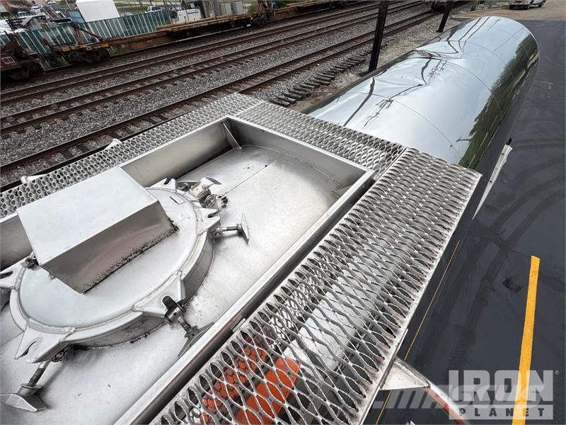 Polar Tank 7000 gal T/A Tanker Trailer Autocisternas