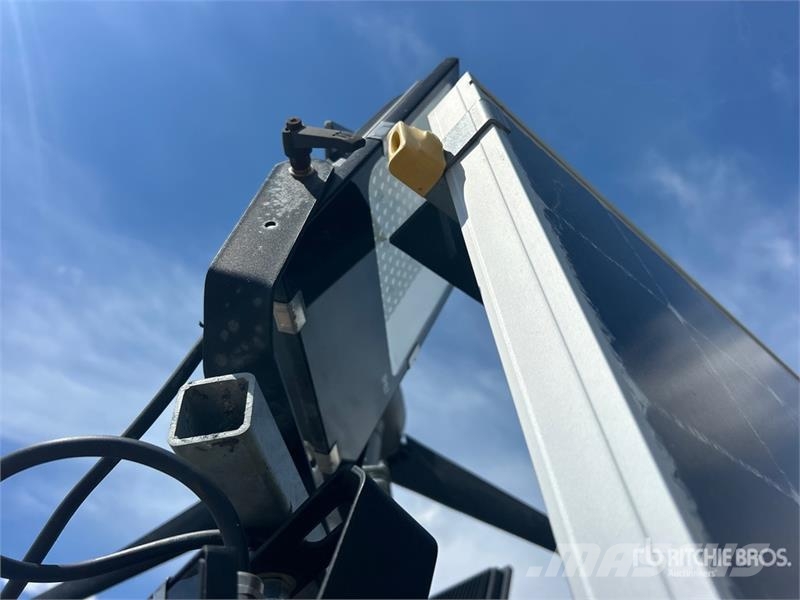 Progress Solar SLT-1400 Solar Light Tower Torri faro