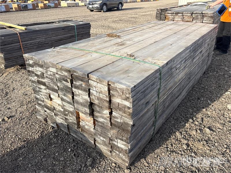  Quantity of (147) 2 in x 8 in x 10 ft SPF Lumber Outros componentes