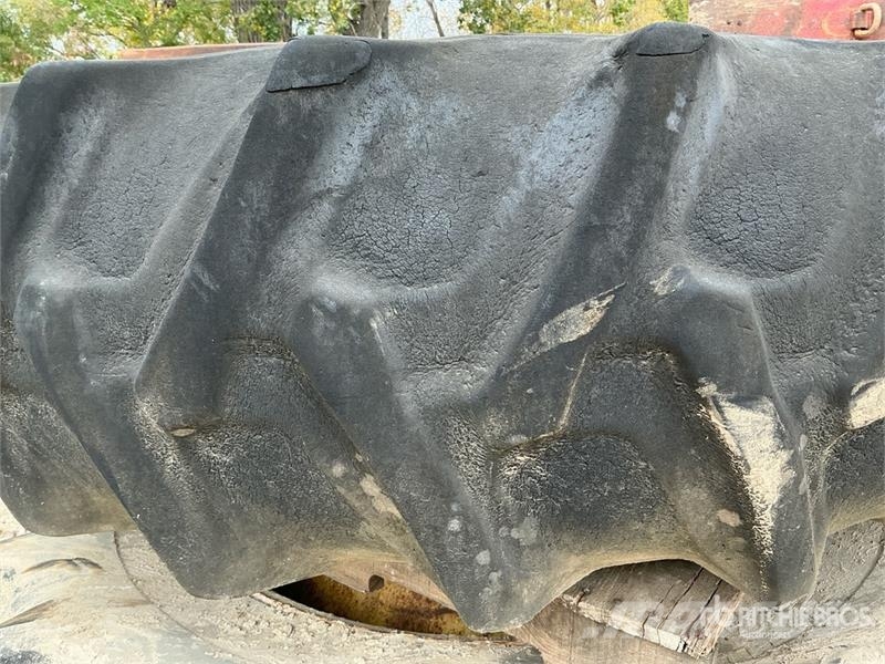  Quantity of (2) 18.4-38 Tires Banden, wielen en velgen