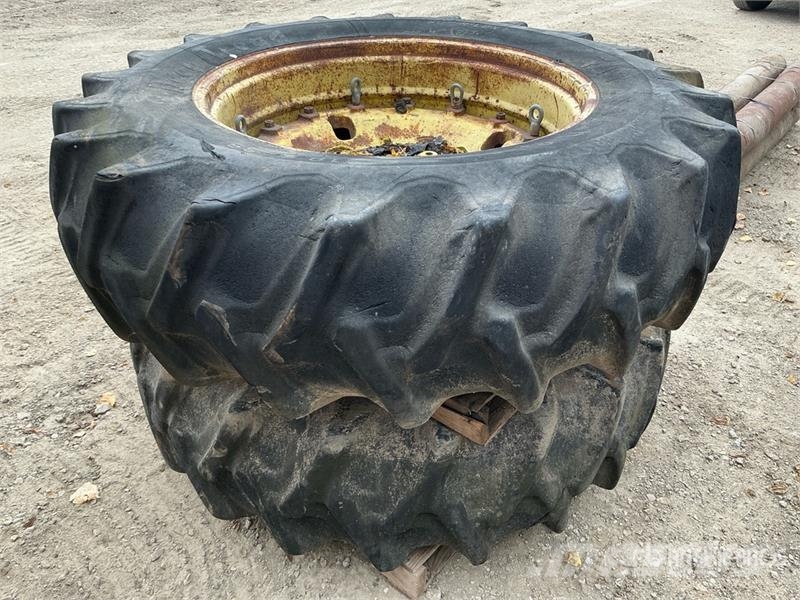  Quantity of (2) 18.4-38 Tires Banden, wielen en velgen