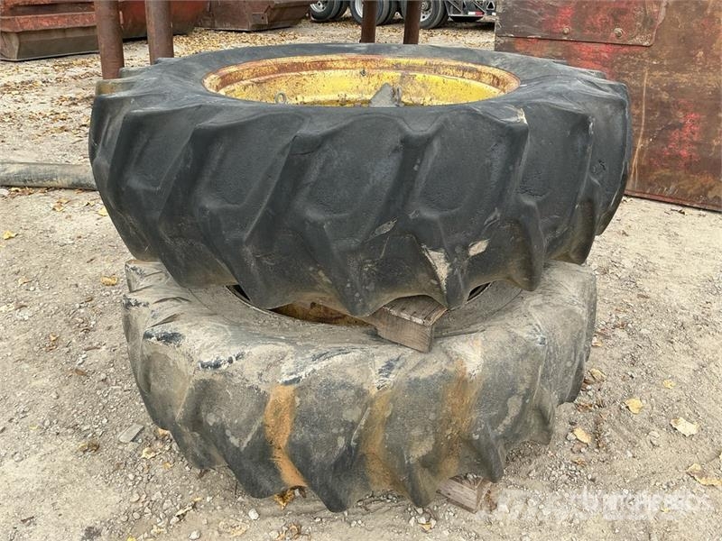  Quantity of (2) 18.4-38 Tires Banden, wielen en velgen