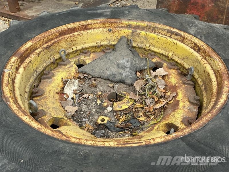  Quantity of (2) 18.4-38 Tires Banden, wielen en velgen