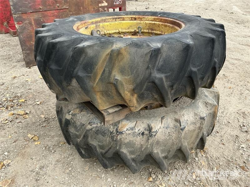  Quantity of (2) 18.4-38 Tires Banden, wielen en velgen