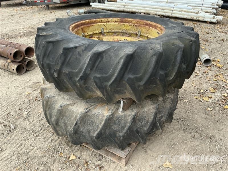  Quantity of (2) 18.4-38 Tires Banden, wielen en velgen