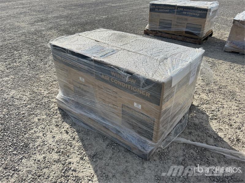  Quantity of (2) 18000 BTU Window Air Conditioner A Varme og tining utstyr
