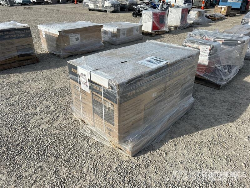  Quantity of (2) 18000 BTU Window Air Conditioner A Varme og tining utstyr