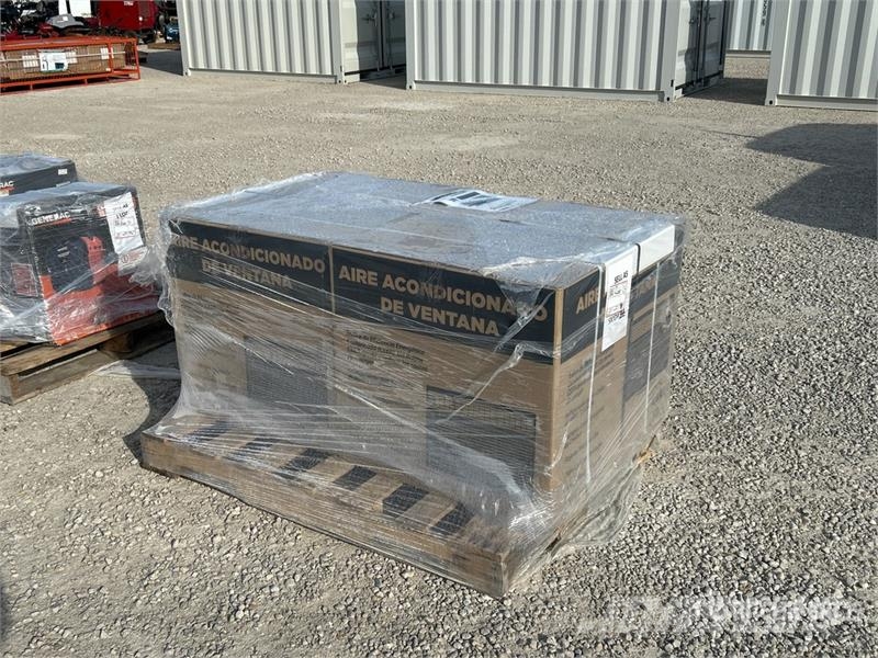 Quantity of (2) 18000 BTU Window Air Conditioner A Varme og tining utstyr