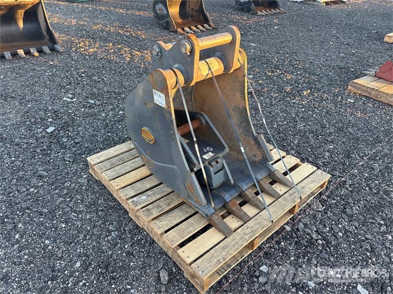 Quantity of (2) 24 in Coupler & Backhoe Bucket - F Outros componentes